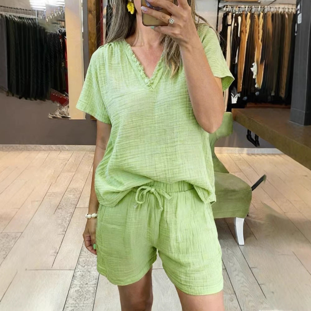 Conjunto informal de top de manga corta con cuello en V y shorts para mujer.