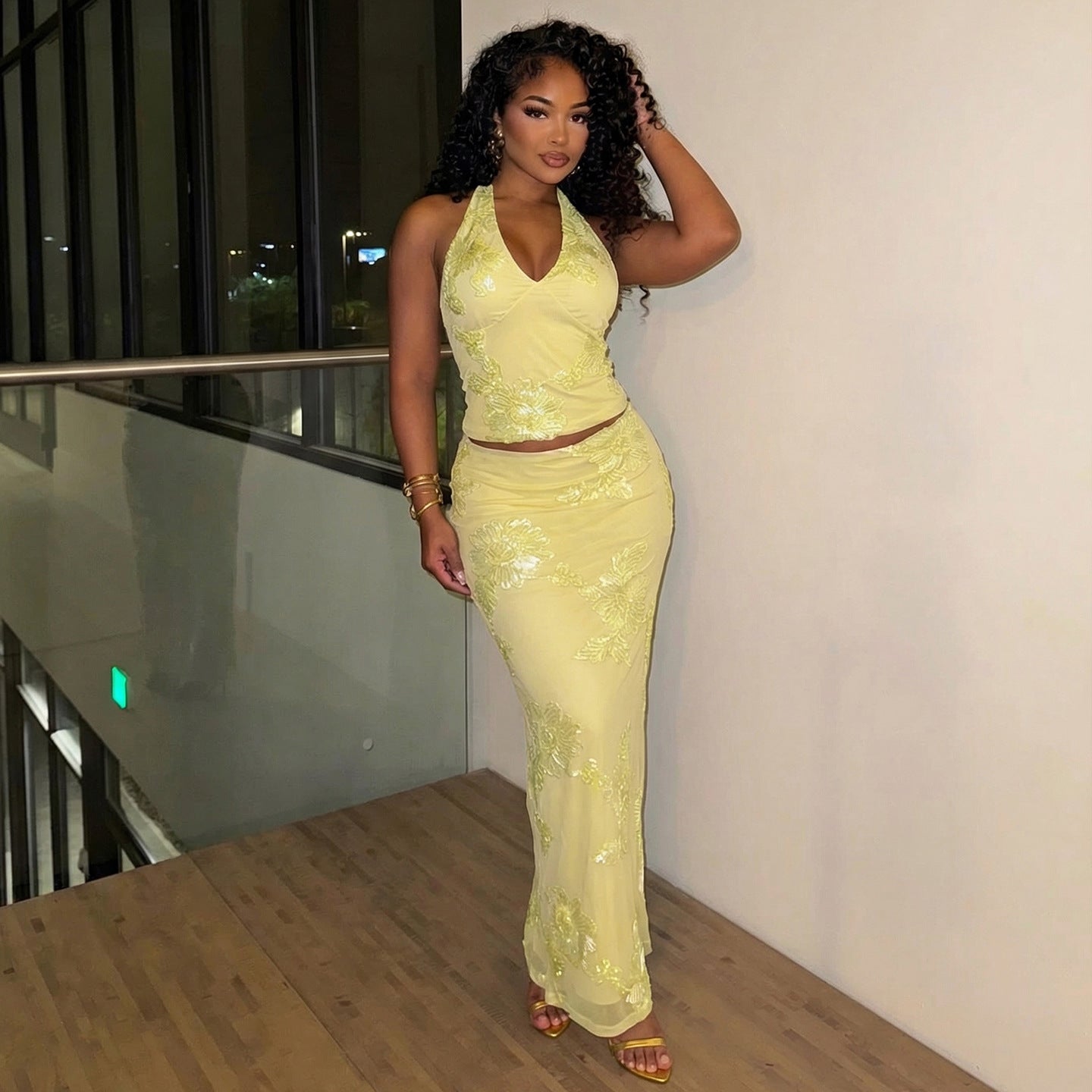 Conjunto de vestido largo sin espalda con cuello halter para mujer