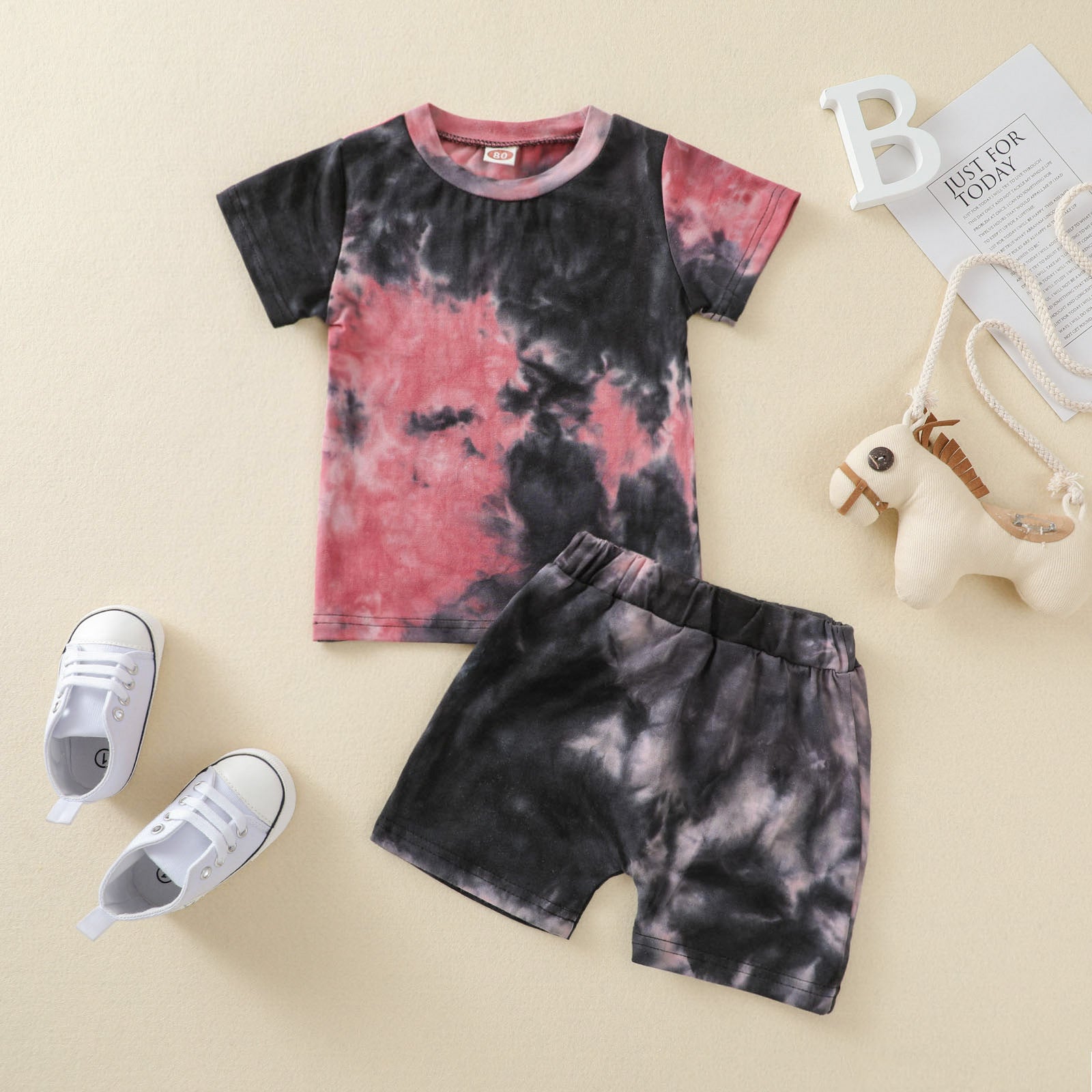 Camiseta con Estampado Tie-Dye y Pantalón Corto para Niños — Colorido y Divertido