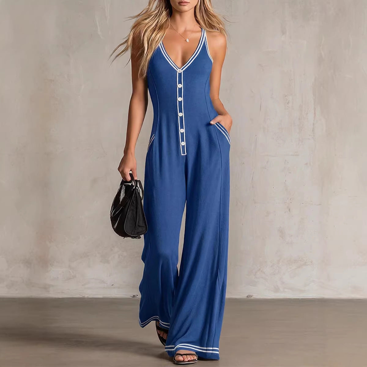 Mono informal de mujer con escote en V, espalda descubierta y perneras anchas.