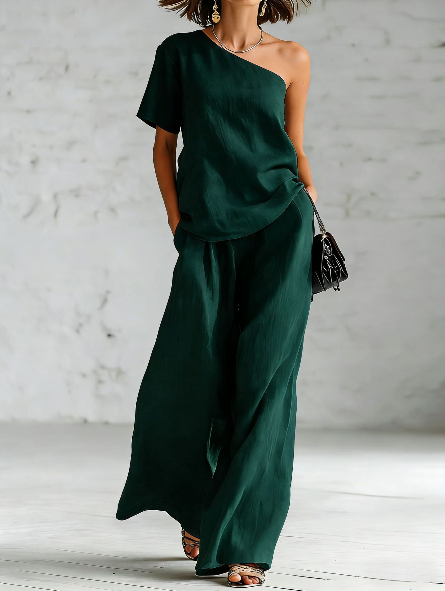 Conjunto casual de top y pantalón de pierna ancha.