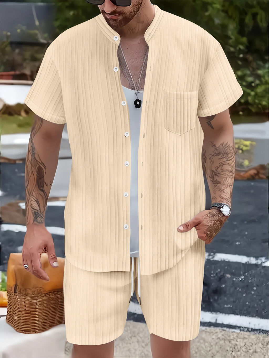 Conjunto de dos piezas: camisa de manga corta con cuello alto y bolsillo, y pantalones cortos para hombre, de estilo casual y a la moda.
