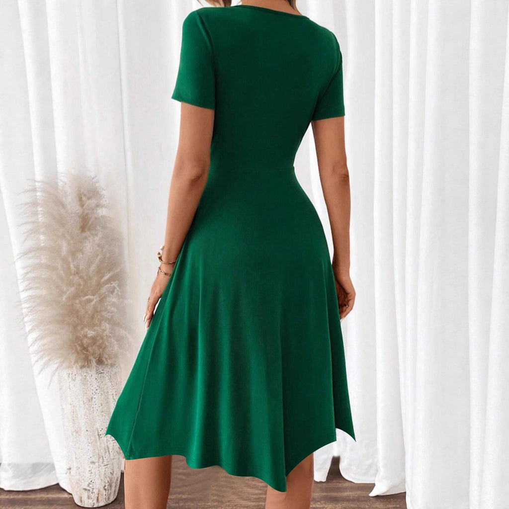 Elegante y moderno vestido de una pieza verde oscuro para mujer.
