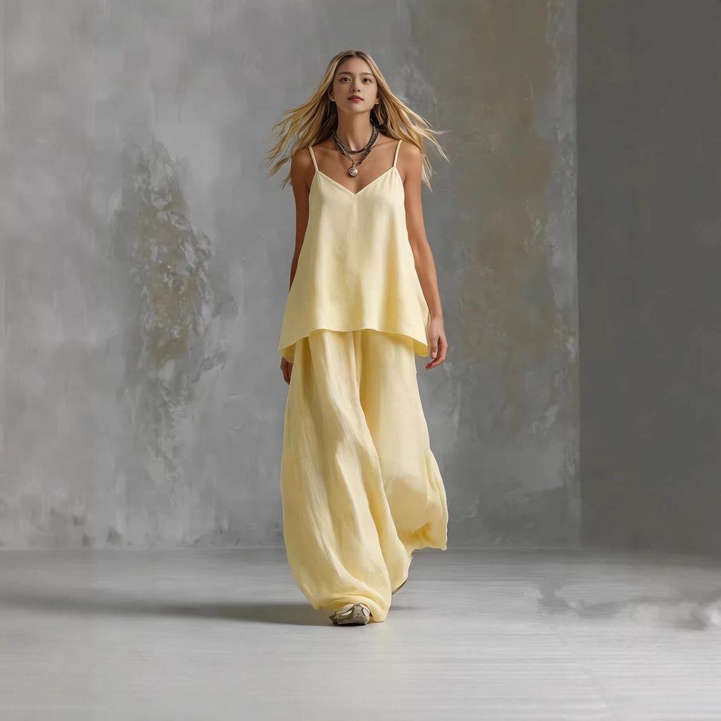 Traje elegante de mujer sin mangas de color liso