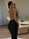 Vestido ajustado negro sin espalda con pedrería.