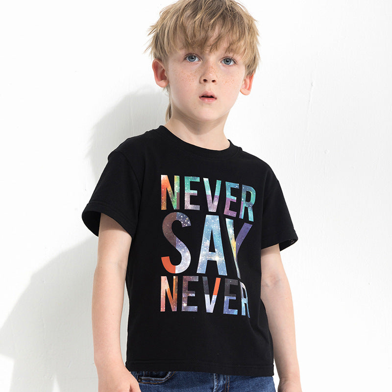 Camiseta de Niño con Estampado de Letras — Estilo Deportivo Verano