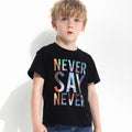 Camiseta de Niño con Estampado de Letras — Estilo Deportivo Verano