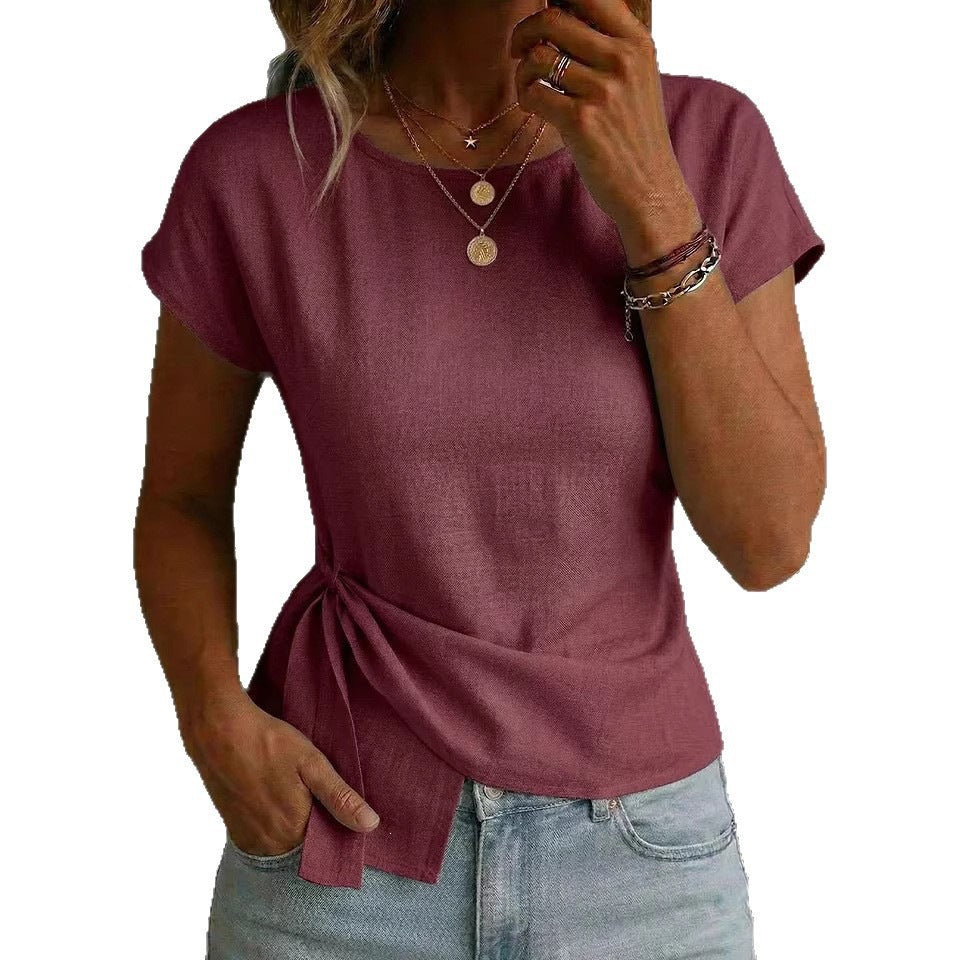 Camiseta informal de manga corta con cuello redondo y bajo asimétrico.