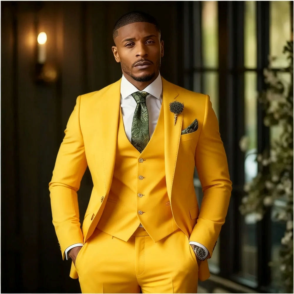 Traje de tres piezas ajustado, informal ya la moda para hombre