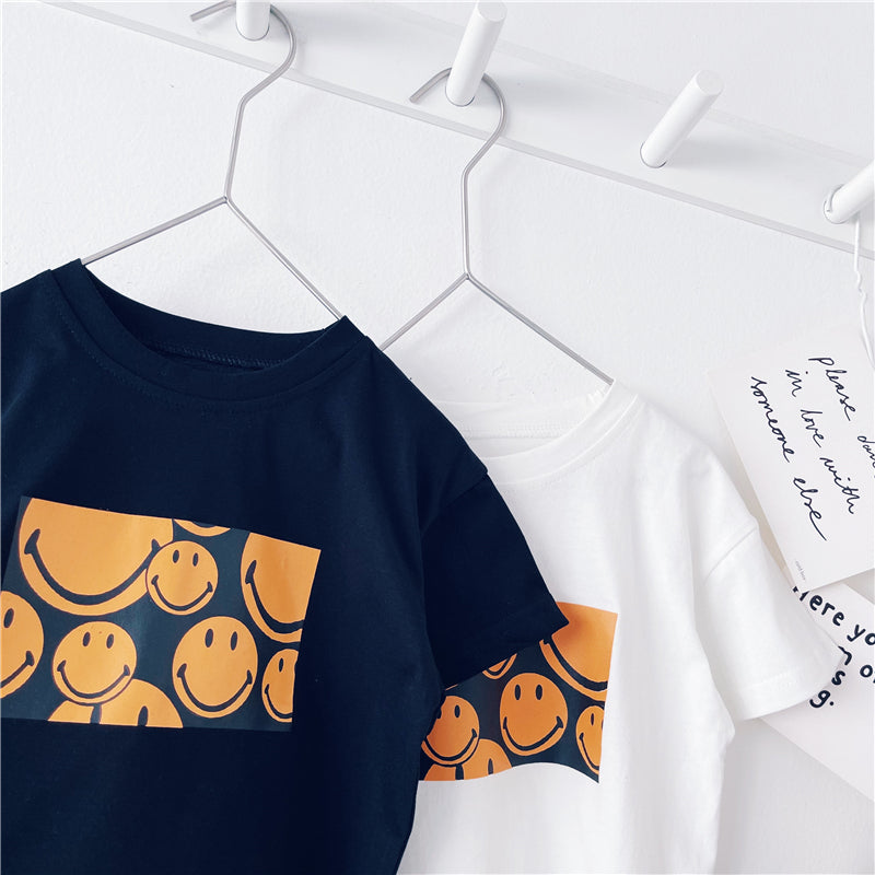 Camiseta con Estampado de Cara Sonriente para Niño — Alegre y Divertida