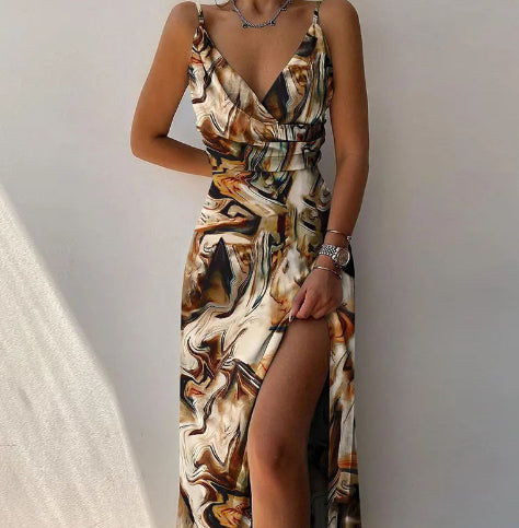 Vestido de tirantes ajustado con escote en V y abertura — sexy y veraniego