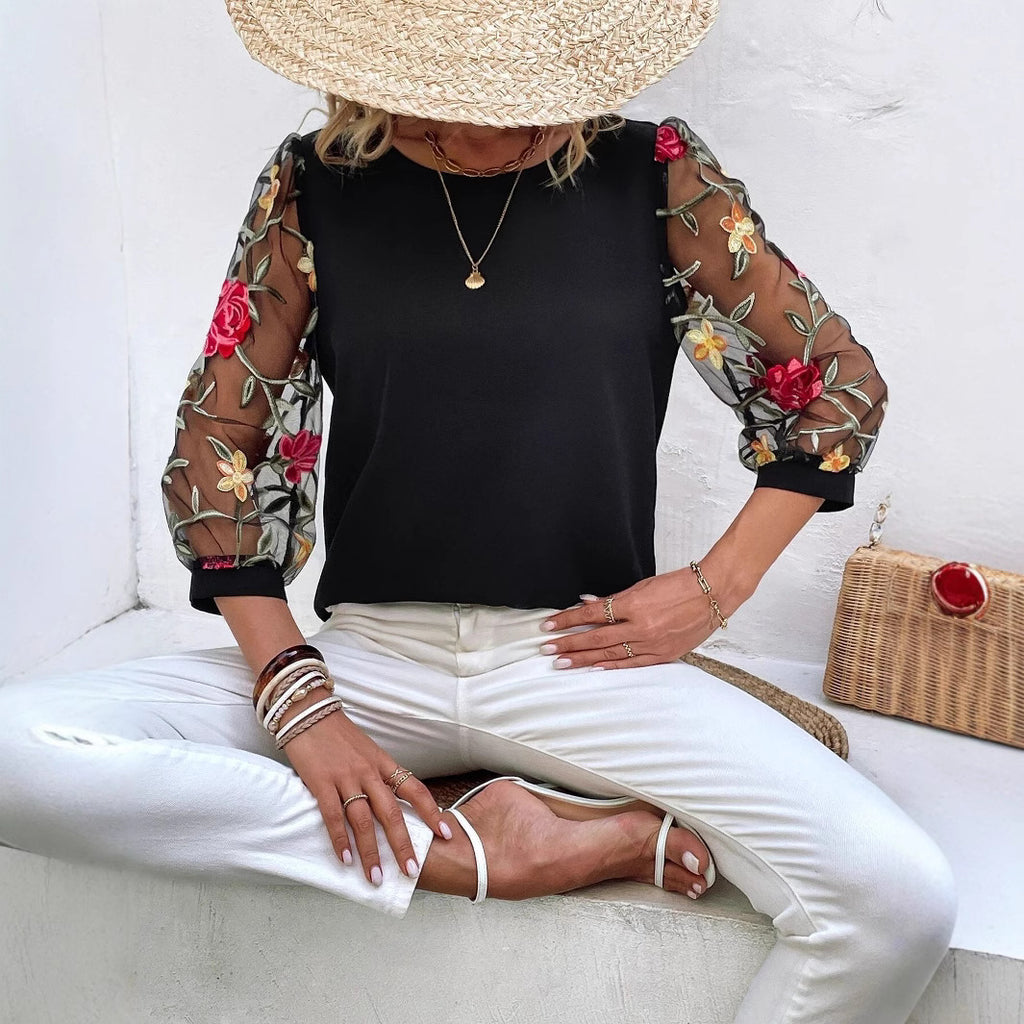 Top informal de malla negra con retazos
