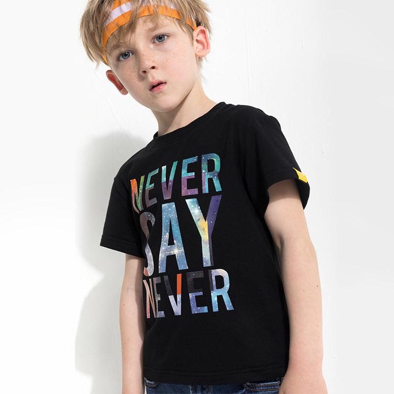 Camiseta de Niño con Estampado de Letras — Estilo Deportivo Verano
