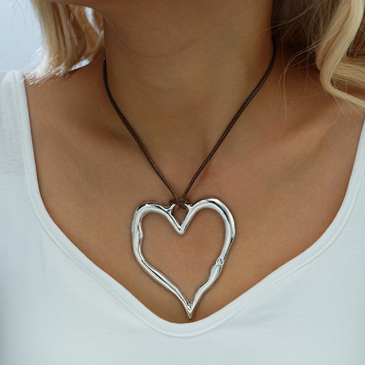 Collar versátil, elegante y de estilo retro.