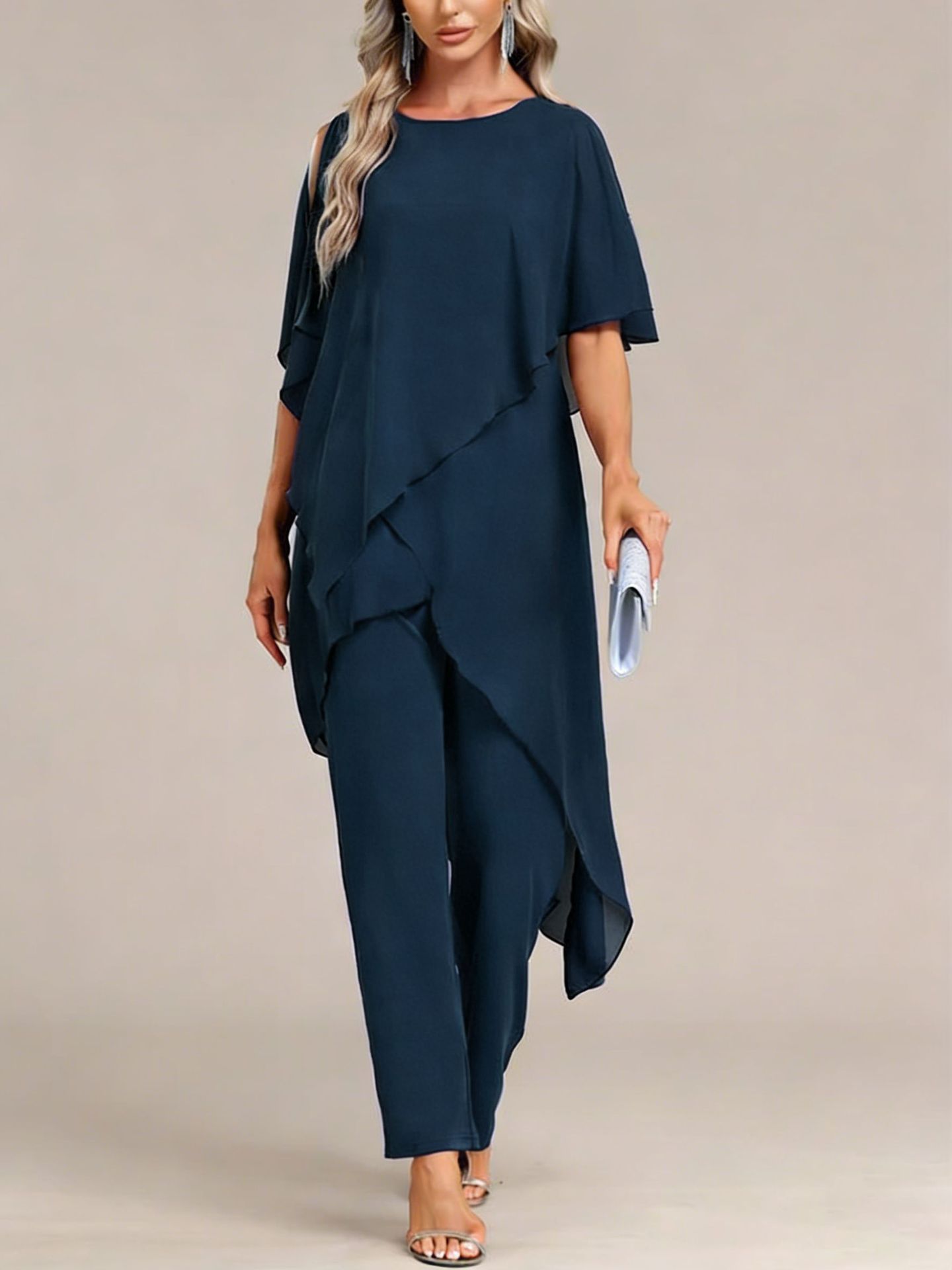 Conjunto de dos piezas para mujer: top de hombros descubiertos y pantalón de corte irregular.