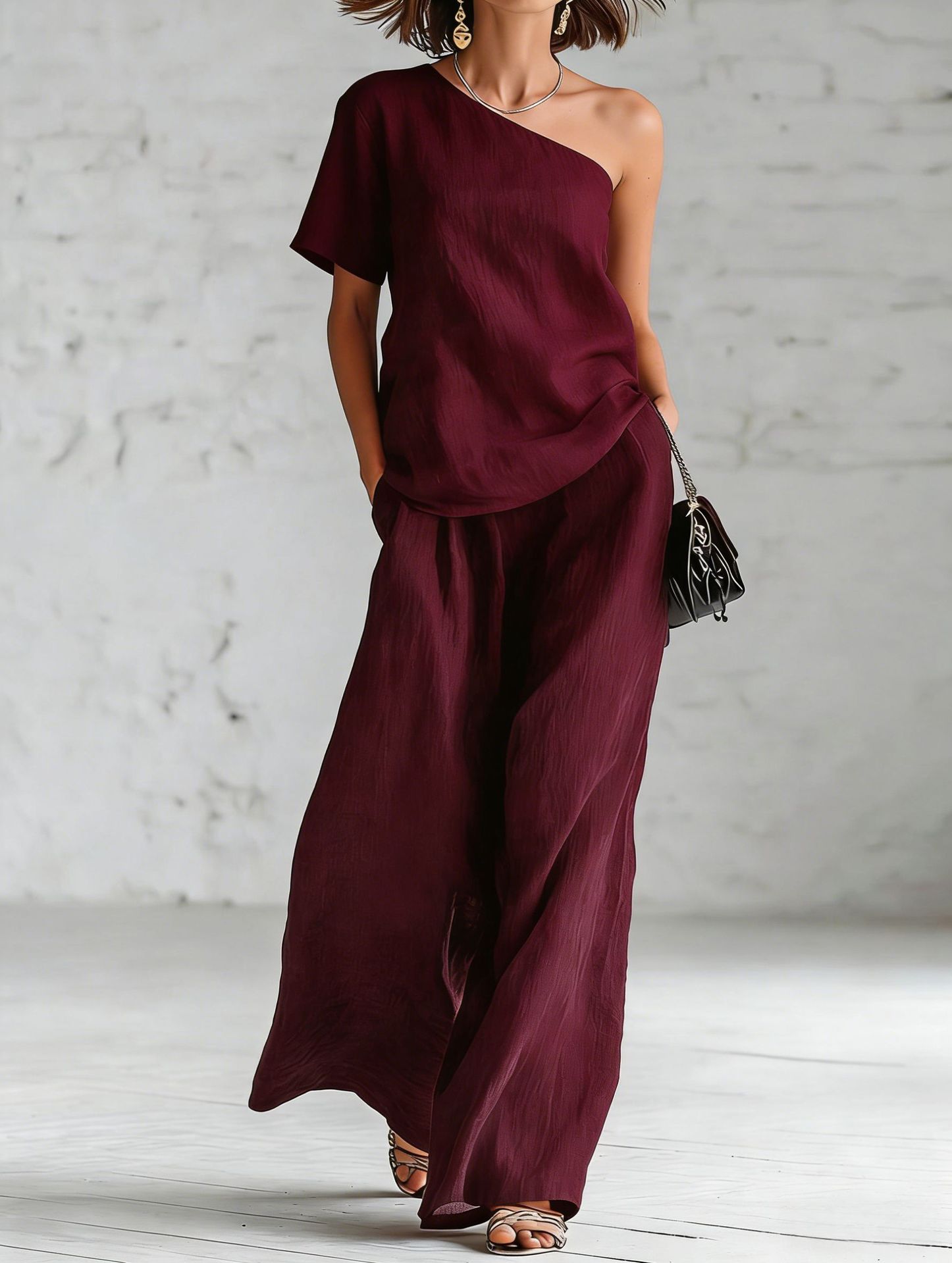 Conjunto casual de top y pantalón de pierna ancha.