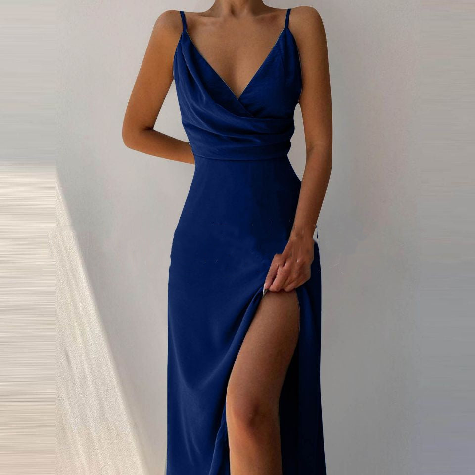 Vestido de tirantes ajustado con escote en V y abertura — sexy y veraniego