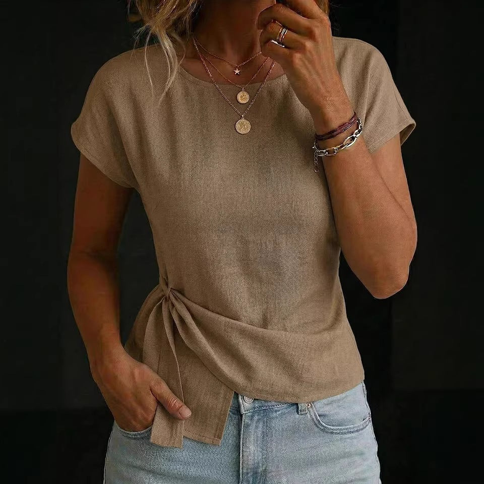 Camiseta informal de manga corta con cuello redondo y bajo asimétrico.