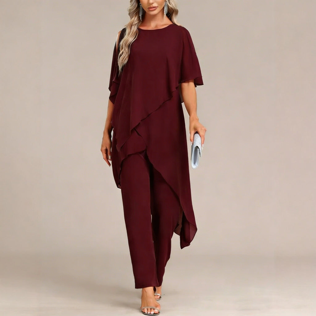 Conjunto de dos piezas para mujer: top de hombros descubiertos y pantalón de corte irregular.