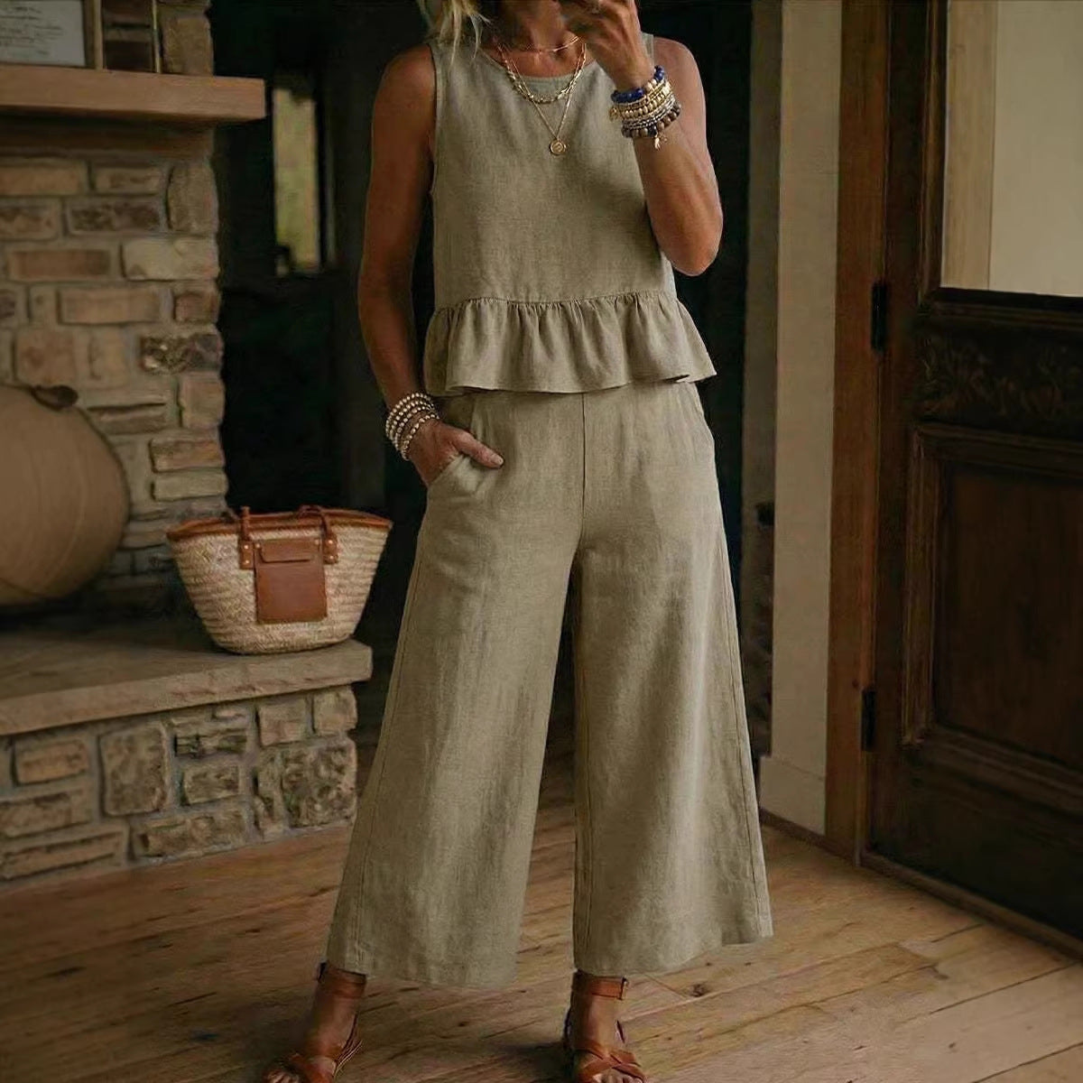 Conjunto de mujer de top sin mangas con volantes y pantalón corto de algodón y lino.