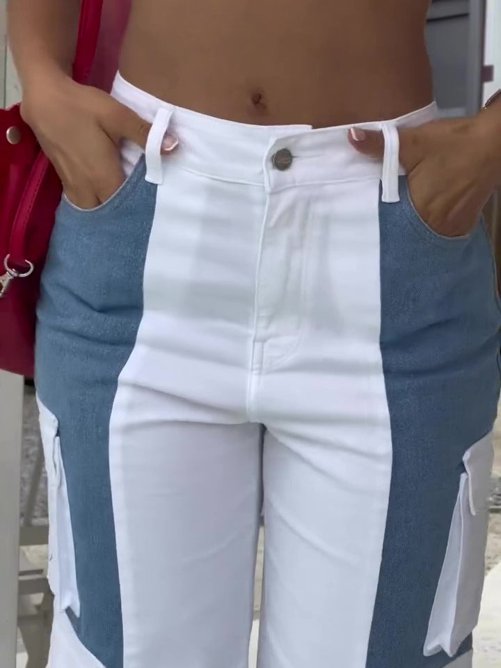 Pantalones vaqueros cargo con bolsillos en contraste