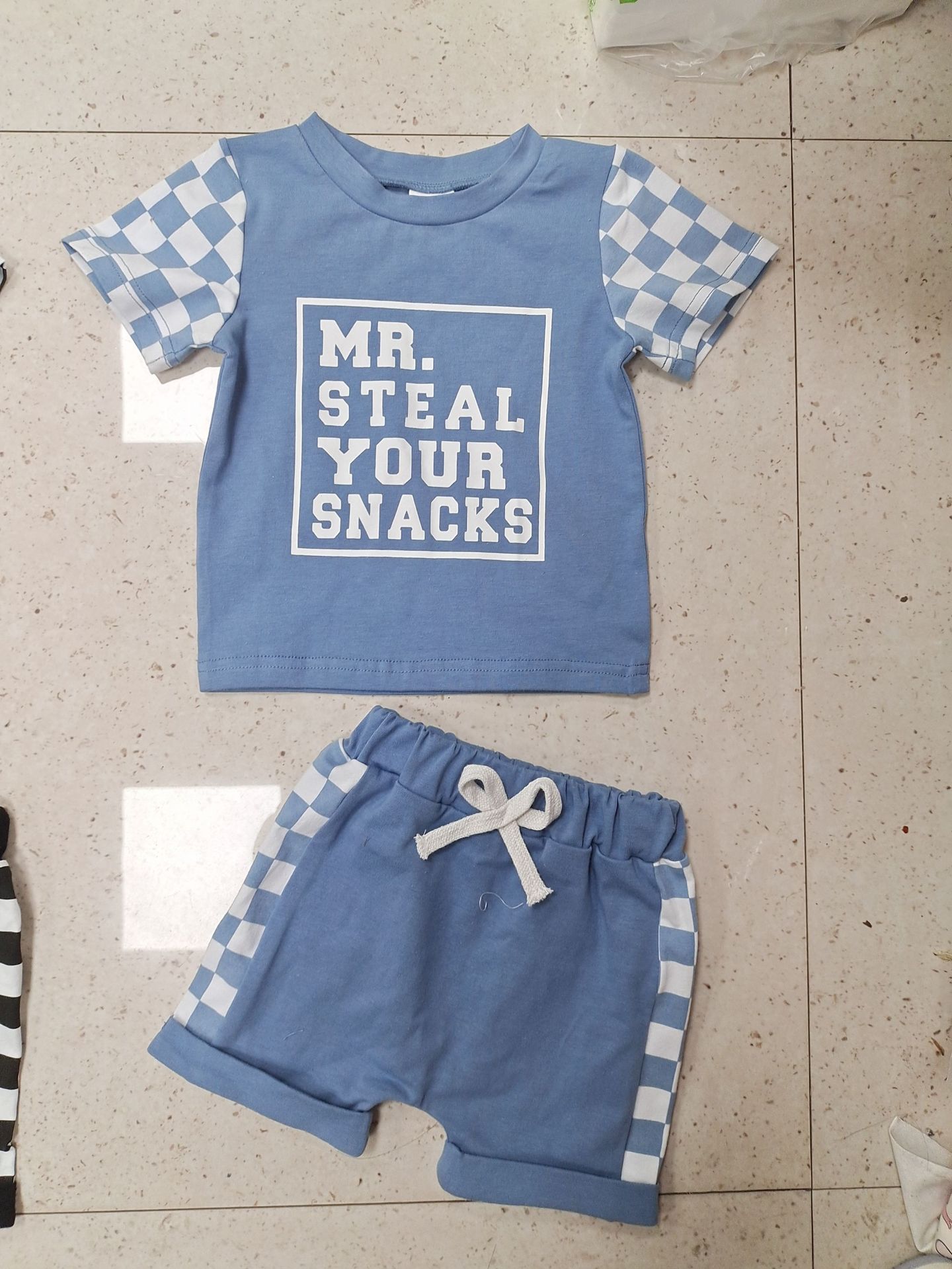 Conjunto Infantil de Manga Corta con Estampado de Letras — Moderno y Cómodo