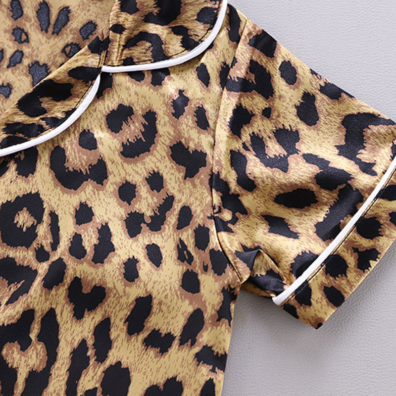 Pijama de Niña de Manga Corta con Estampado de Leopardo — Cómodo y Divertido