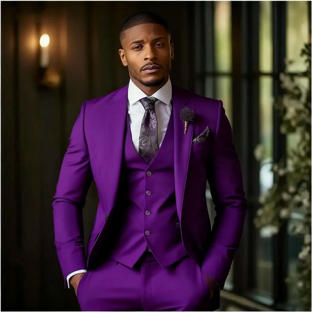 Traje de tres piezas ajustado, informal ya la moda para hombre