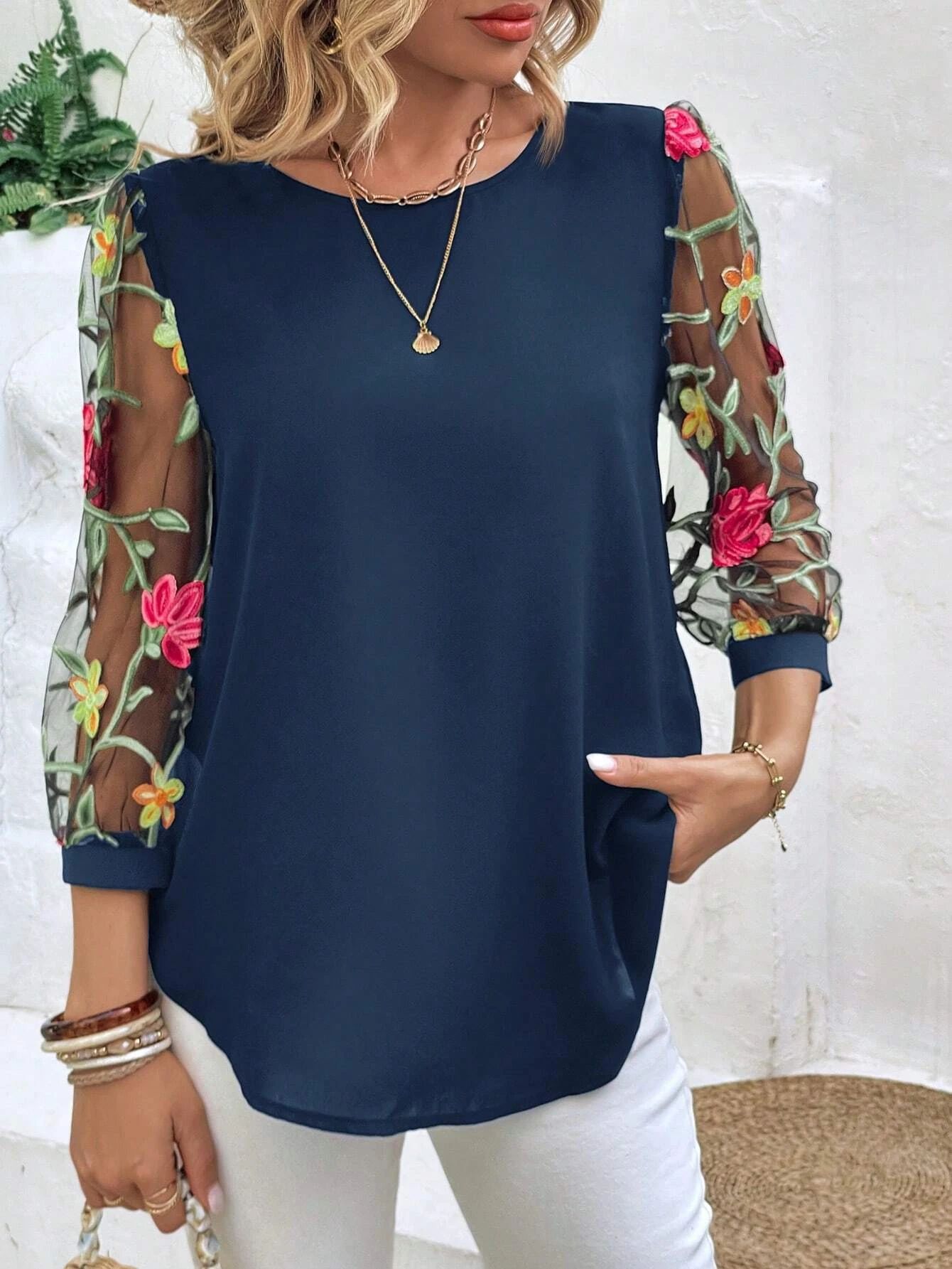 Top informal de malla negra con retazos