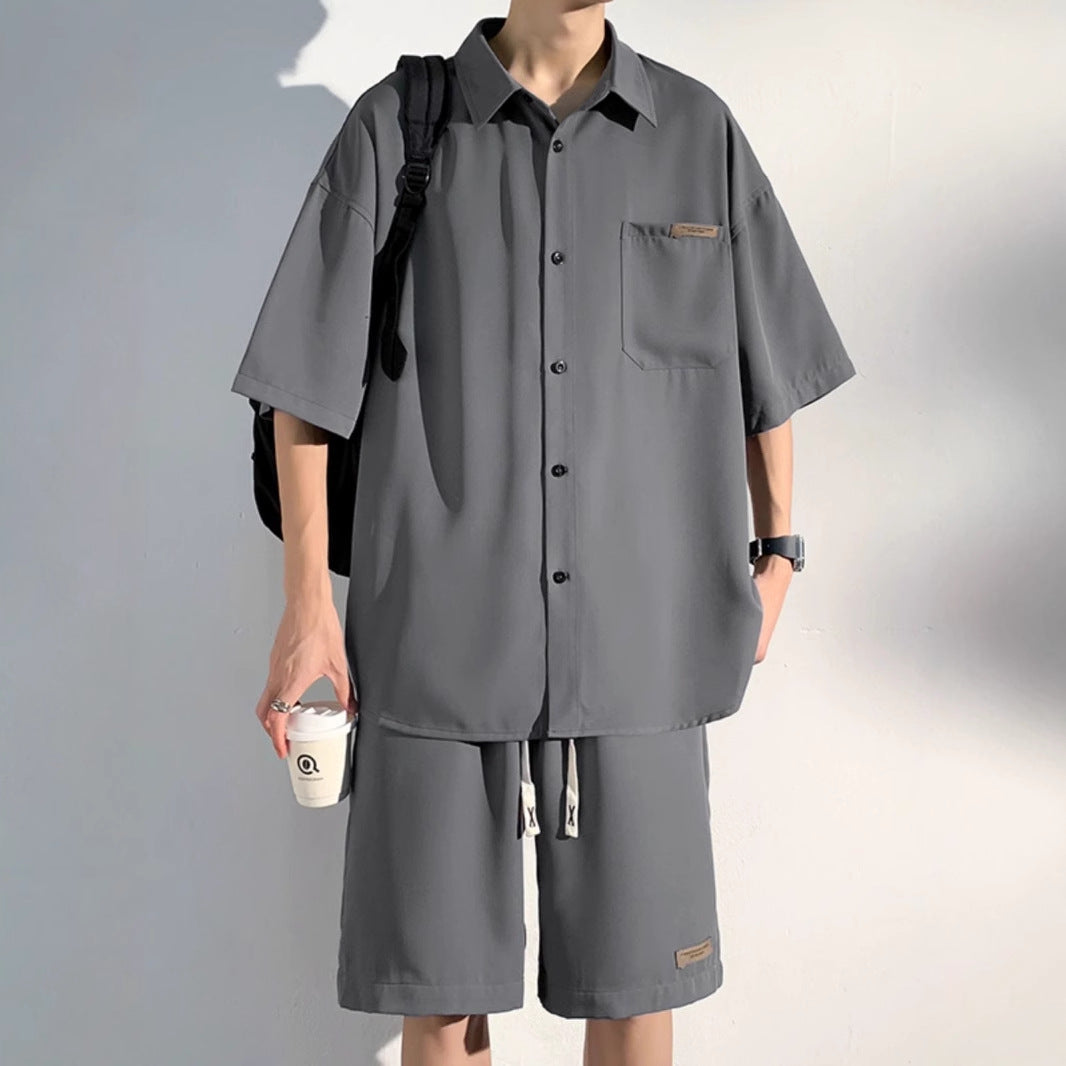 Traje de hombre informal y holgado de manga corta.