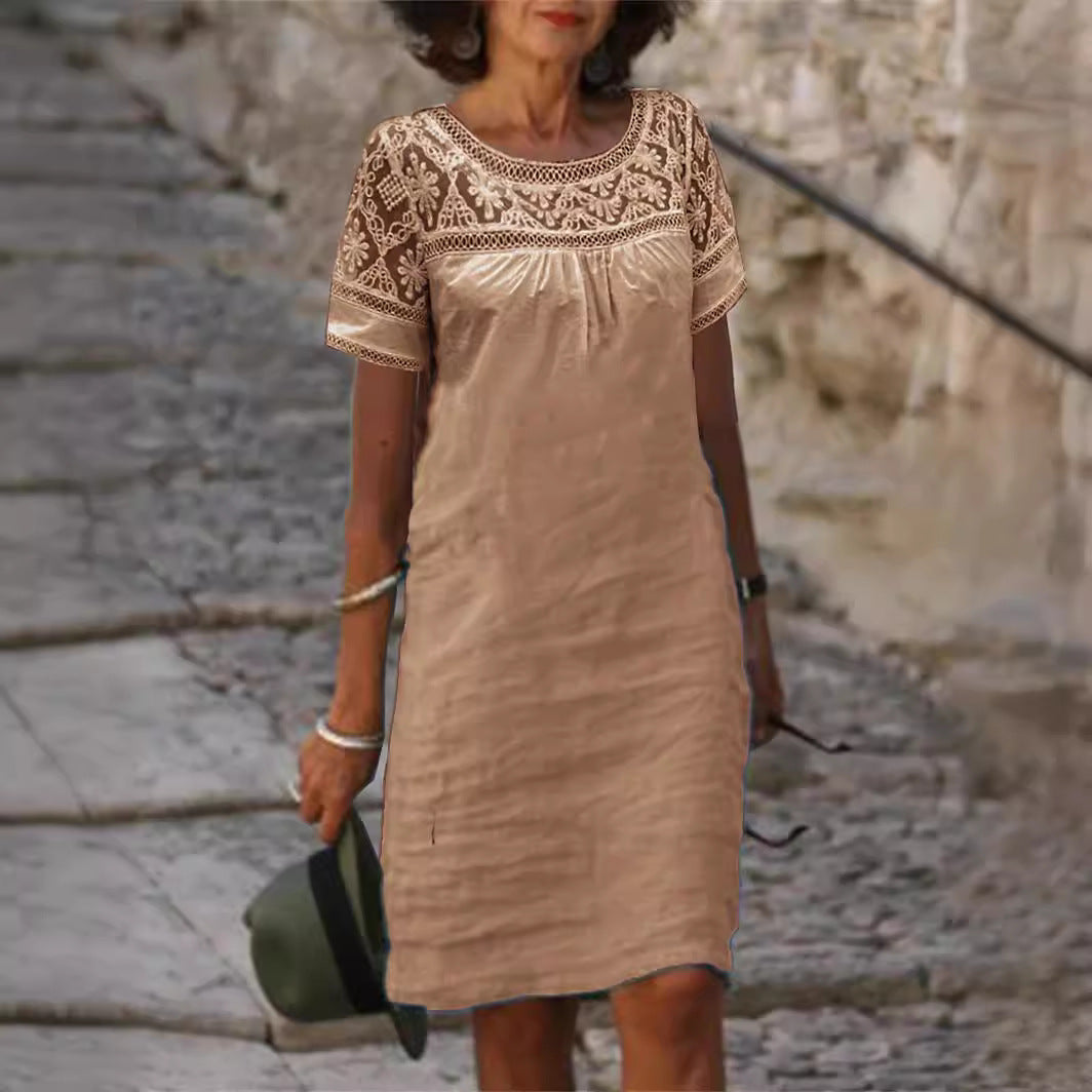 Vestido informal de manga corta, cuello redondo, color liso, de algodón y lino con detalles de encaje y patchwork.