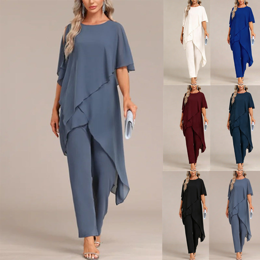 Conjunto de dos piezas para mujer: top de hombros descubiertos y pantalón de corte irregular.
