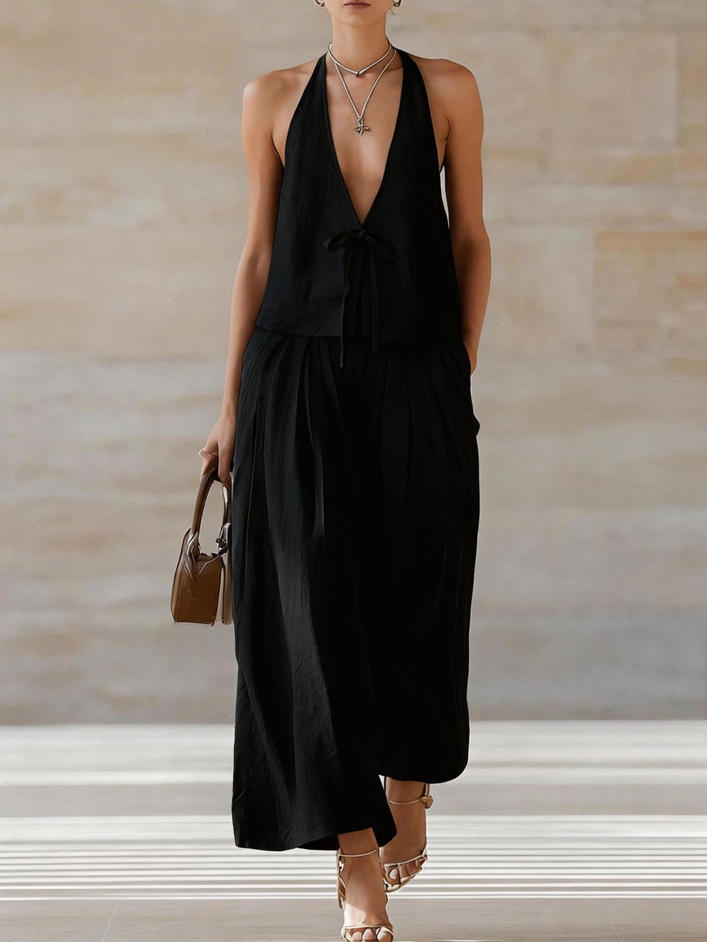 Conjunto de mujer moderno e informal compuesto por chaleco sin mangas y pantalones anchos holgados.