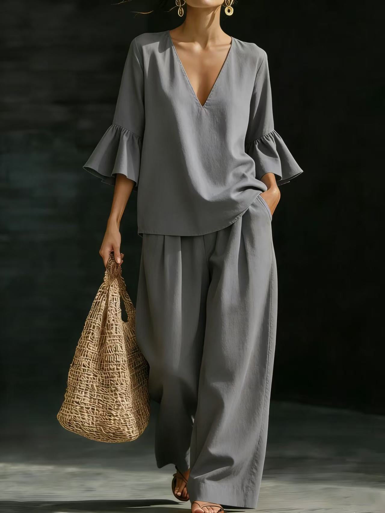 Conjunto de dos piezas para mujer: top con cuello en V y mangas con volantes y pantalón de pierna ancha.