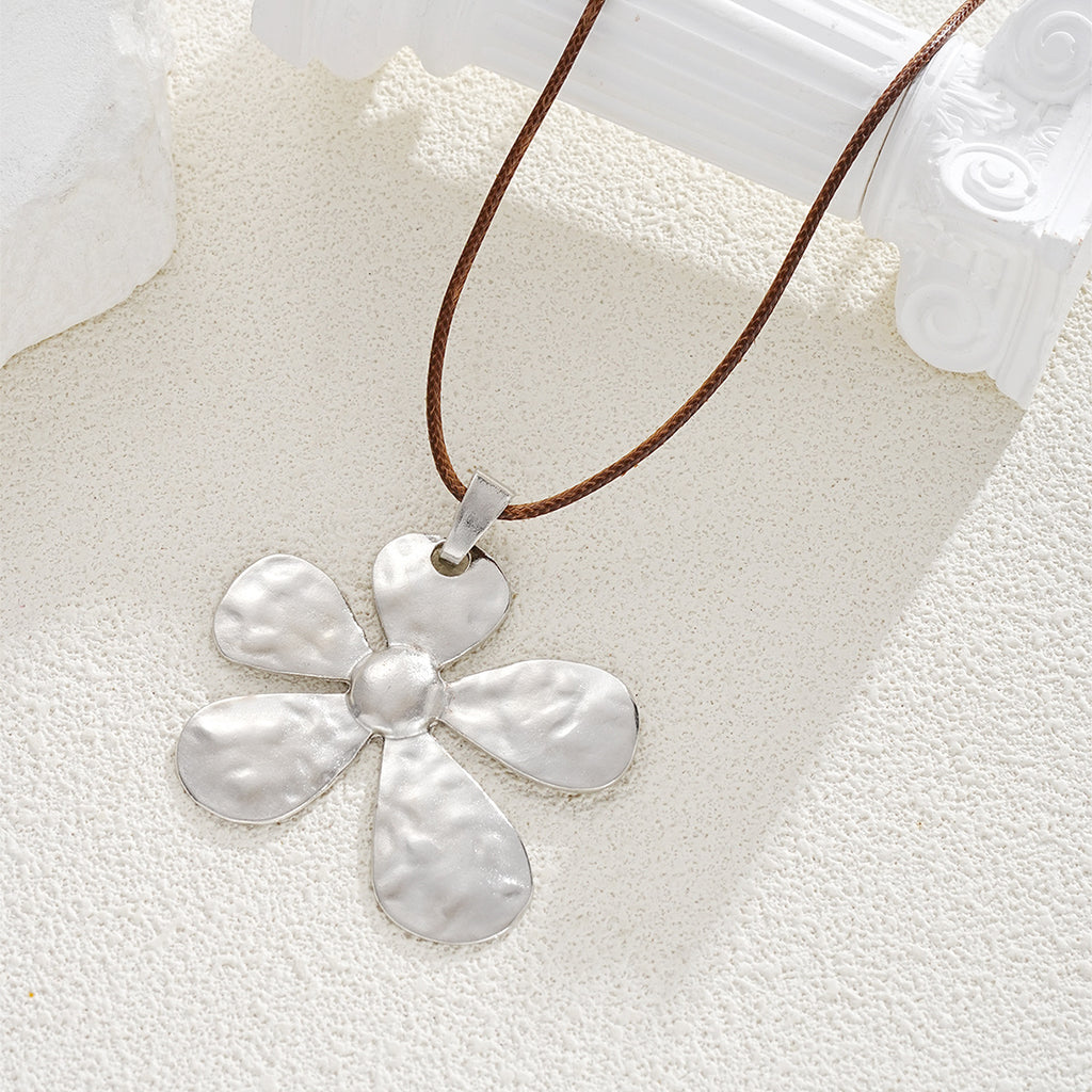 Collar versátil, elegante y de estilo retro.