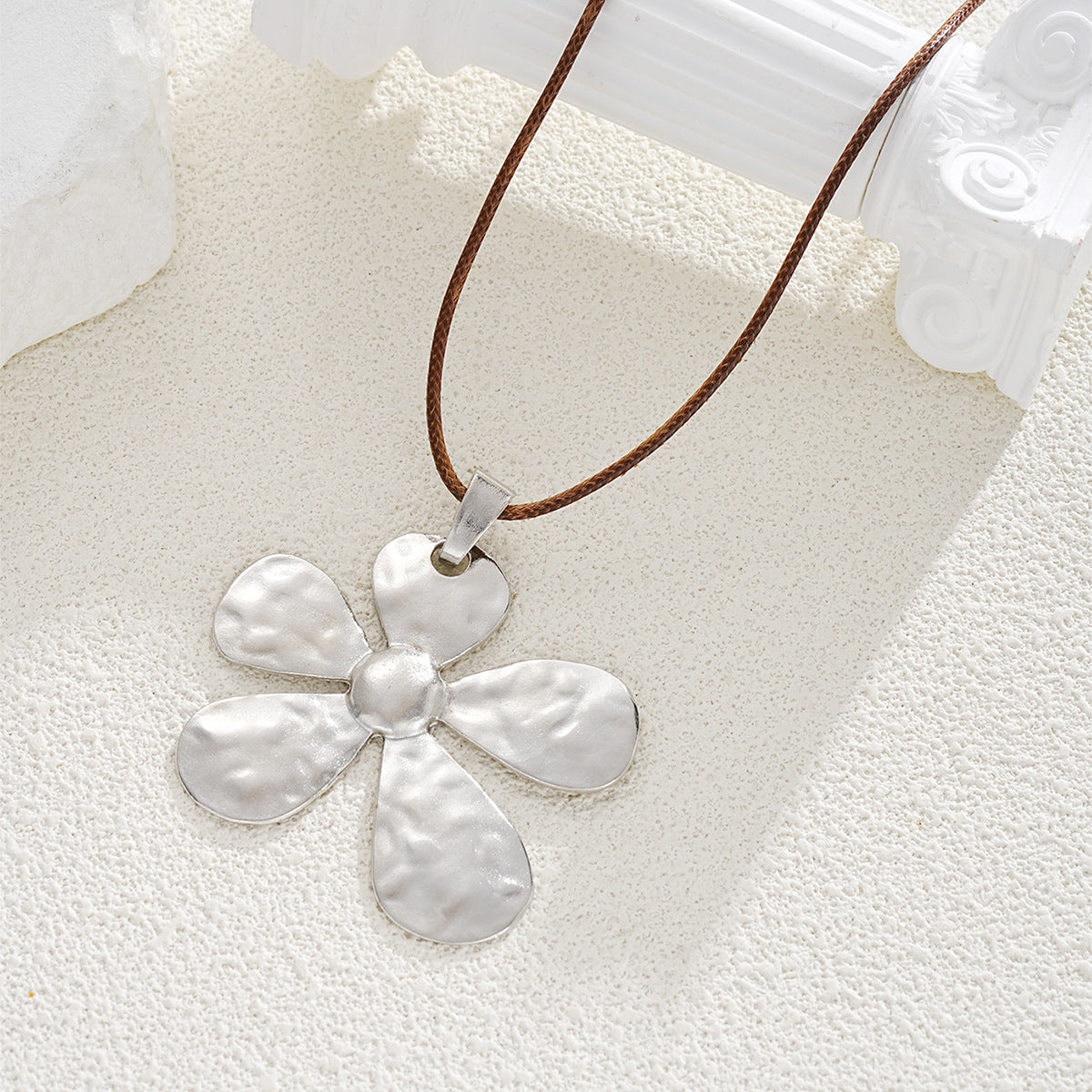 Collar versátil, elegante y de estilo retro.