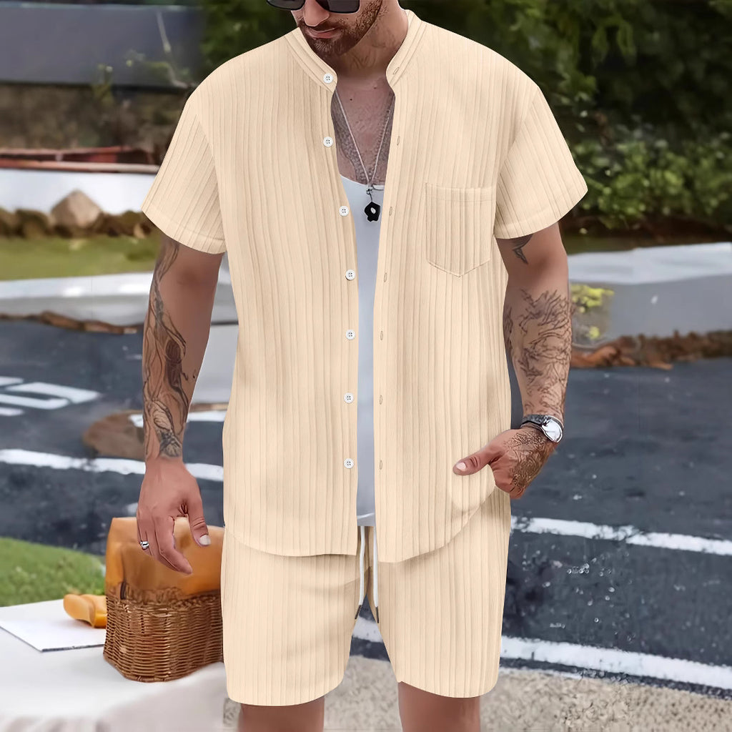 Conjunto de dos piezas: camisa de manga corta con cuello alto y bolsillo, y pantalones cortos para hombre, de estilo casual y a la moda.