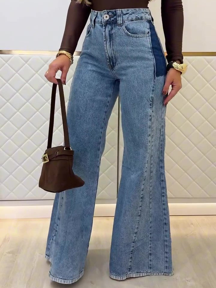 Vaqueros acampanados de talle alto en azul claro, a la moda.