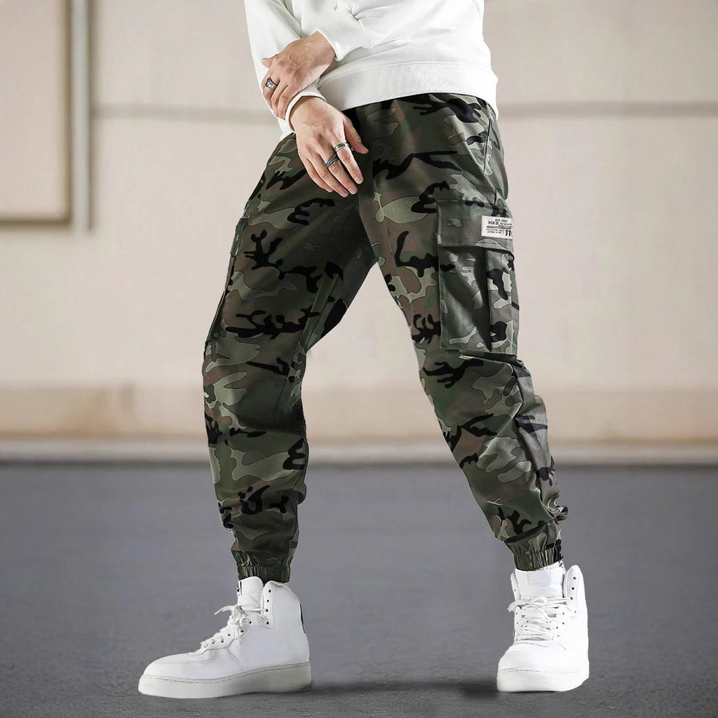 Pantalones de camuflaje para hombre con bolsillos laterales, estilo casual regular.