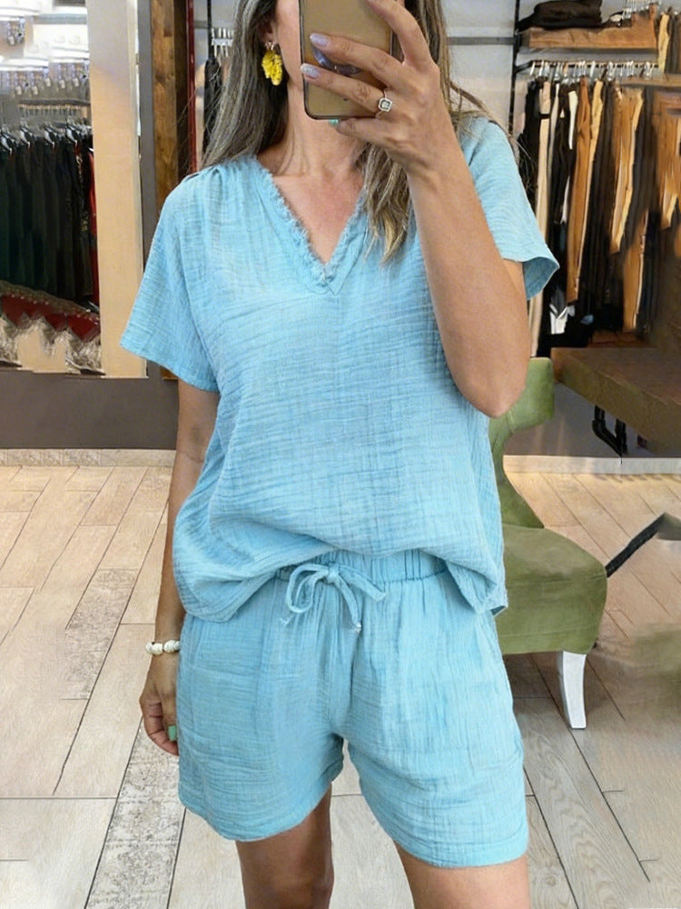 Conjunto informal de top de manga corta con cuello en V y shorts para mujer.