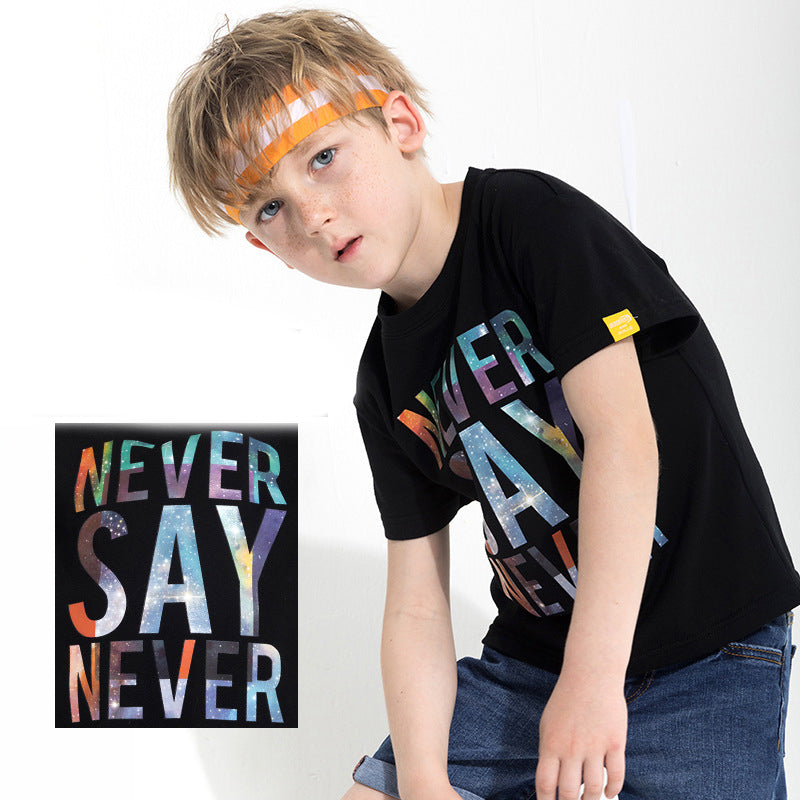 Camiseta de Niño con Estampado de Letras — Estilo Deportivo Verano