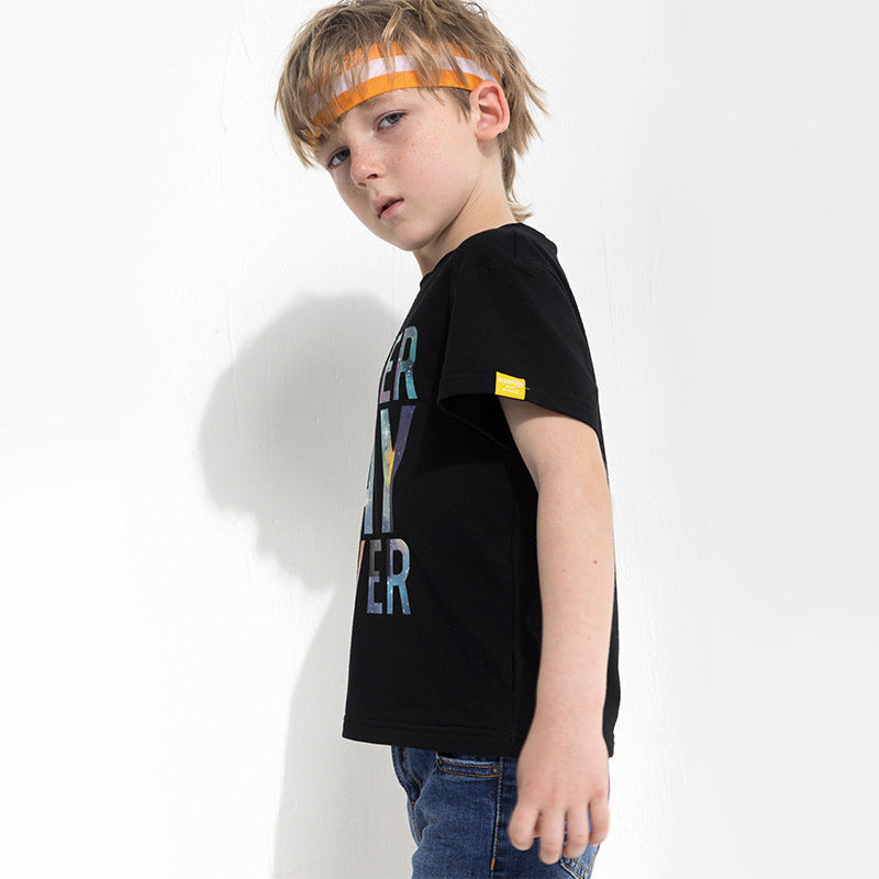 Camiseta de Niño con Estampado de Letras — Estilo Deportivo Verano