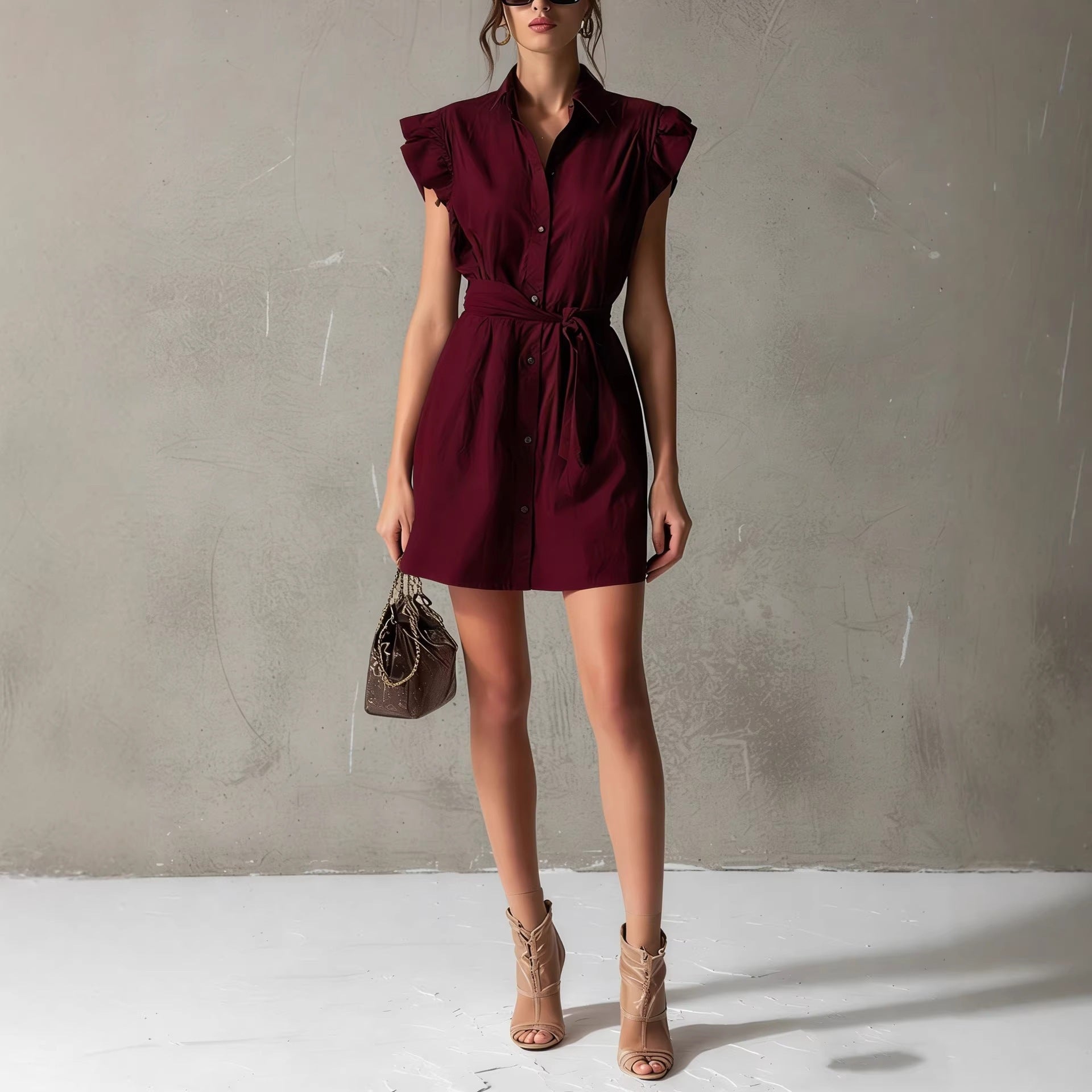Vestido con cuello alto y mangas caídas