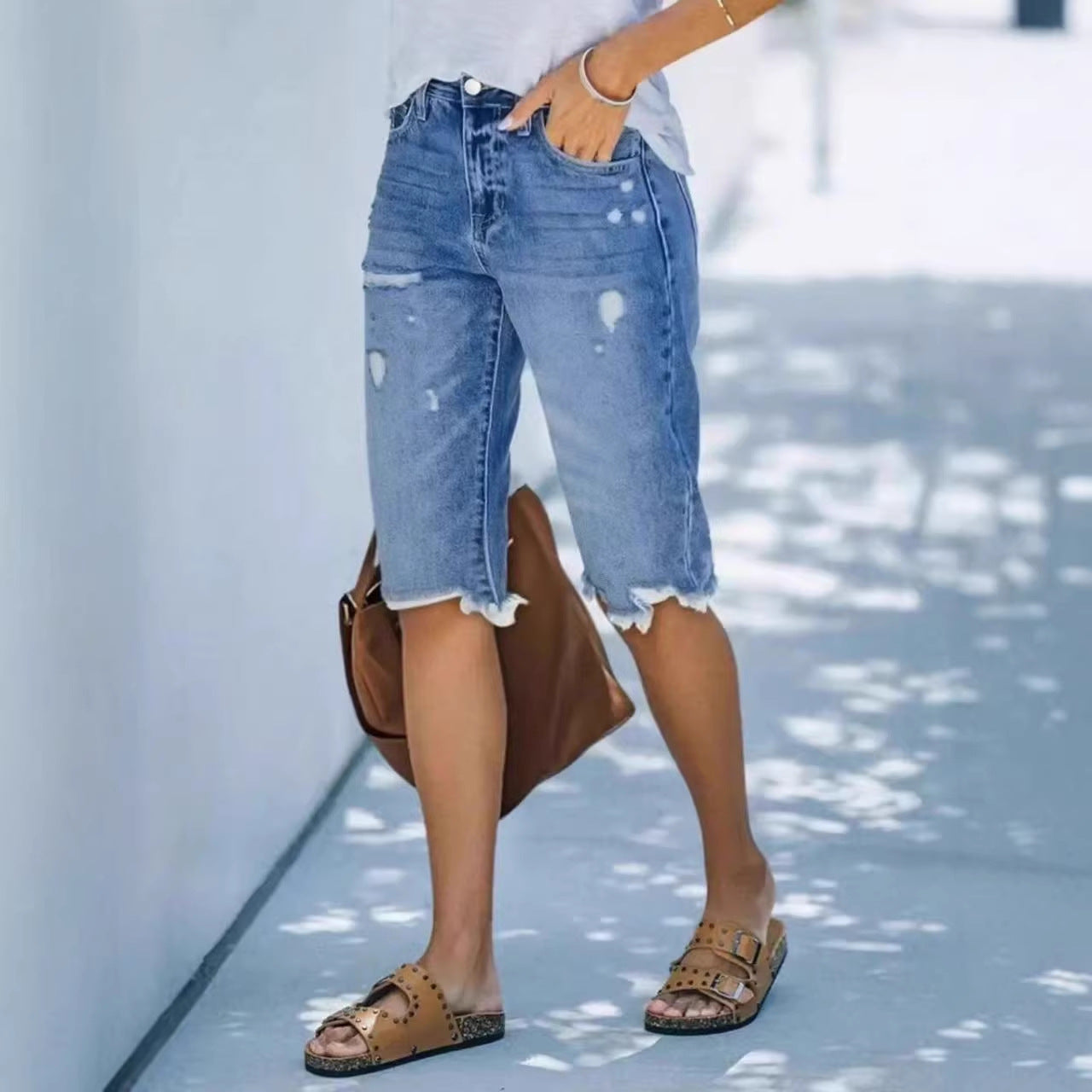 Pantalones cortos vaqueros rotos de largo medio — estilo casual