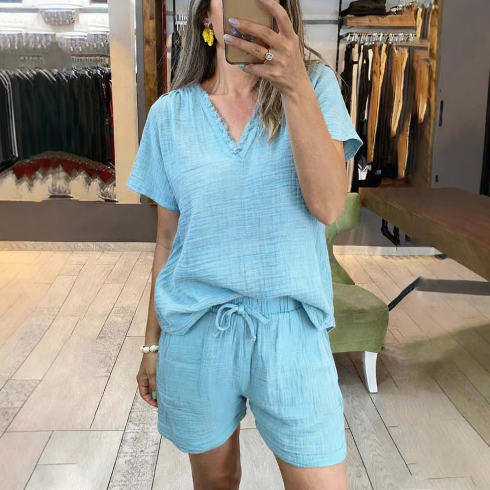 Conjunto informal de top de manga corta con cuello en V y shorts para mujer.