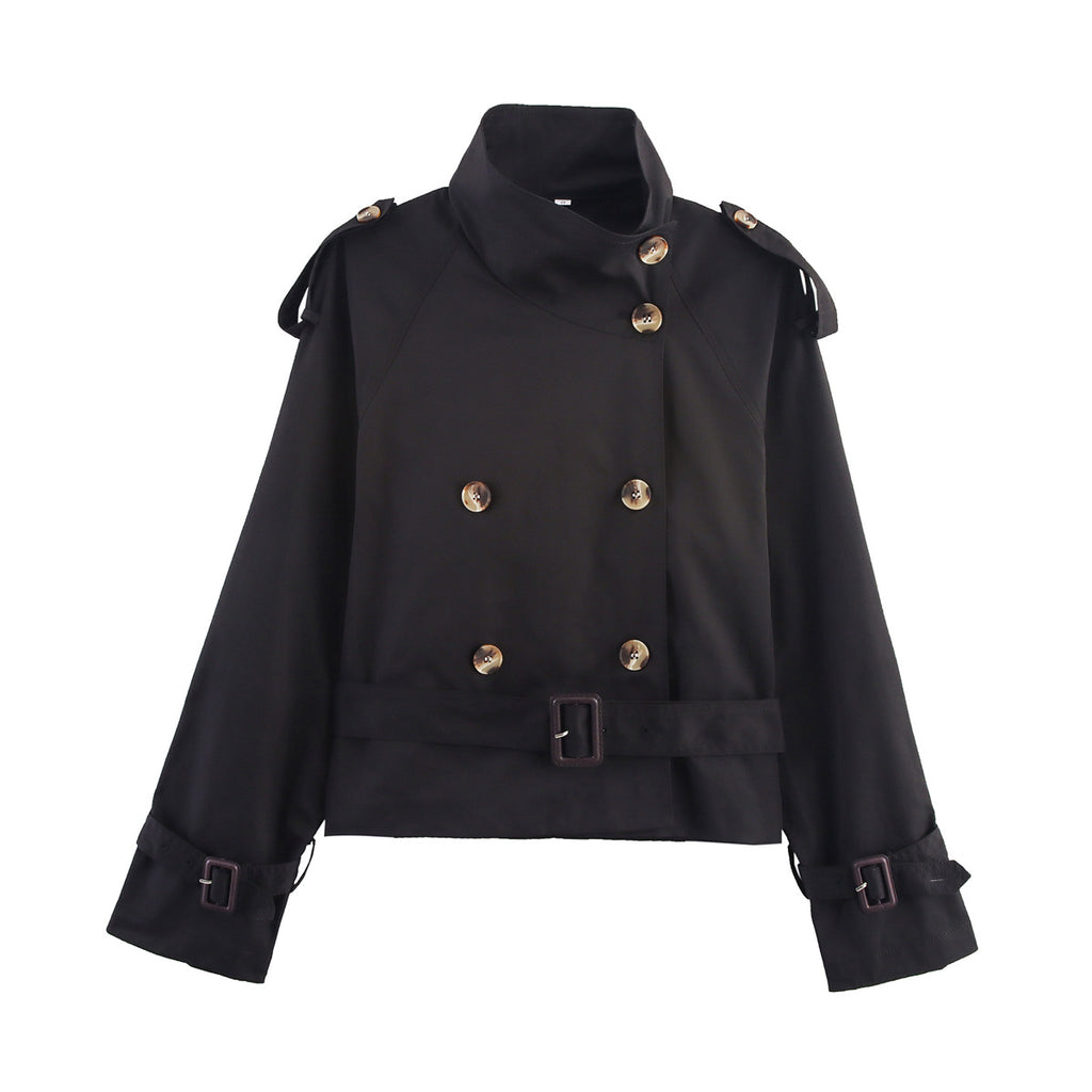 Gabardina corta para mujer con cuello de solapa y detalle de hebilla de cinturón.