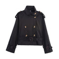 Gabardina corta para mujer con cuello de solapa y detalle de hebilla de cinturón.