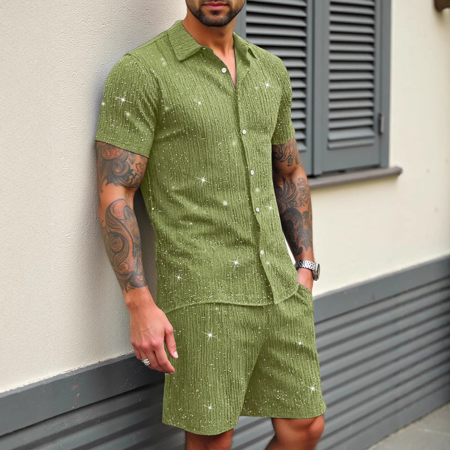 Conjunto casual de camisa brillante abotonada y pantalón corto para hombre.