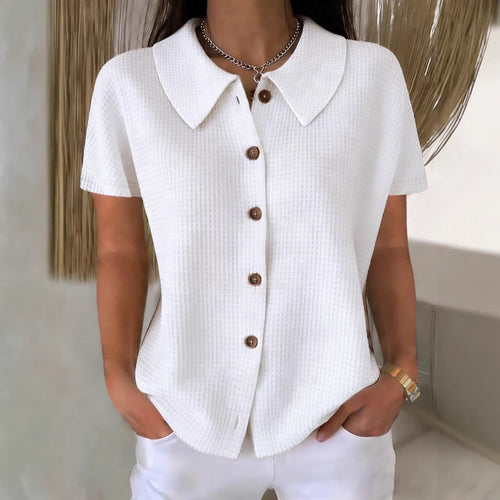 Camisa informal de manga corta, color liso, corte holgado, con cuello vuelto y tejido gofrado.