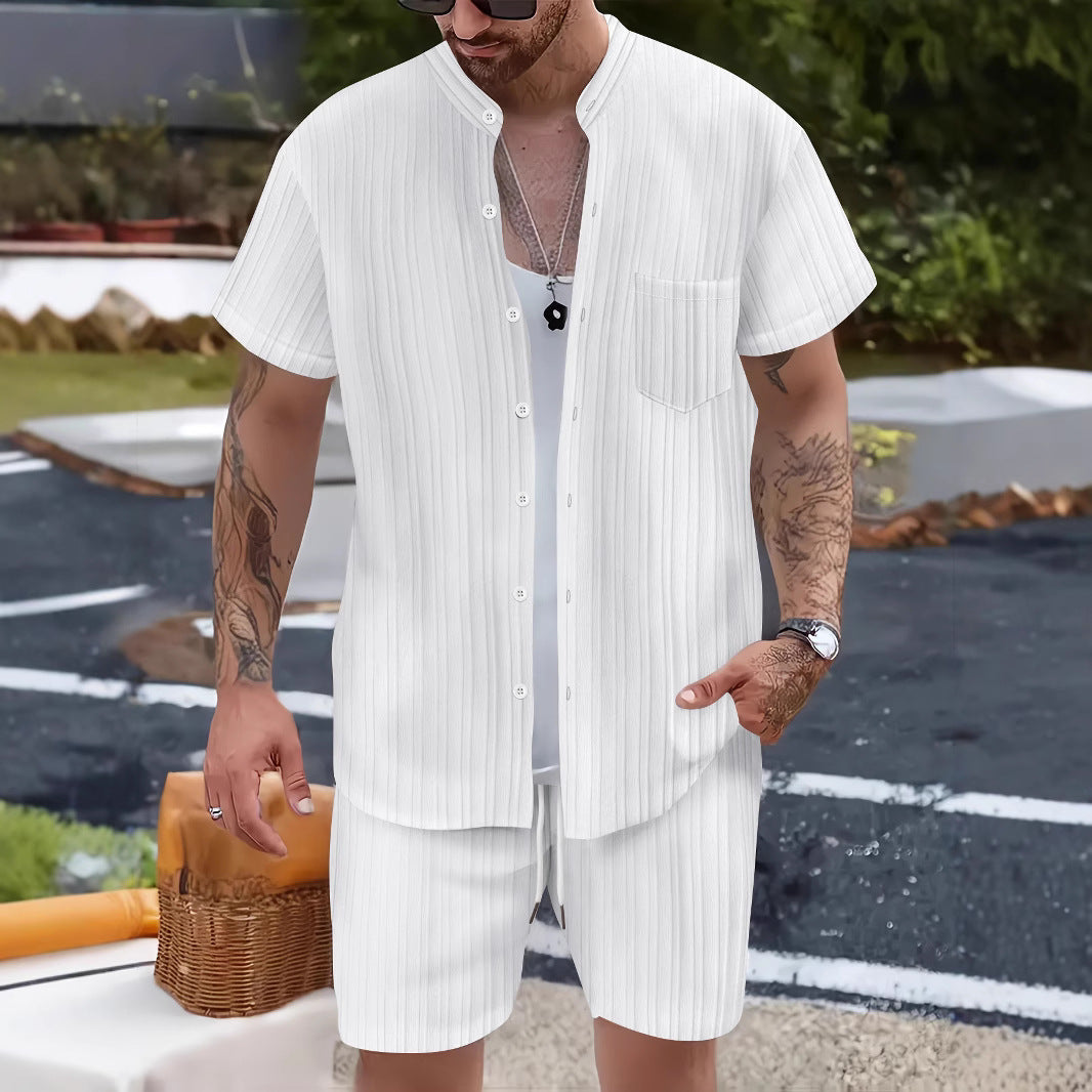 Conjunto de dos piezas: camisa de manga corta con cuello alto y bolsillo, y pantalones cortos para hombre, de estilo casual y a la moda.